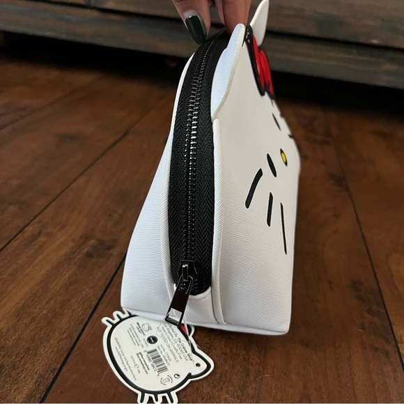 The crème shop x Hello Kitty cosmetics bag and eye gel eye masks - Picture 14 of 14